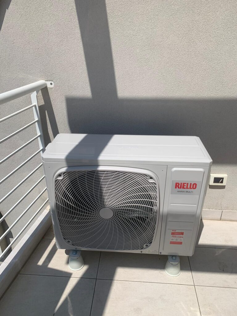 Nuovo climatizzatore Venezia: unità esterna Riello Aaria Multi trial split installata