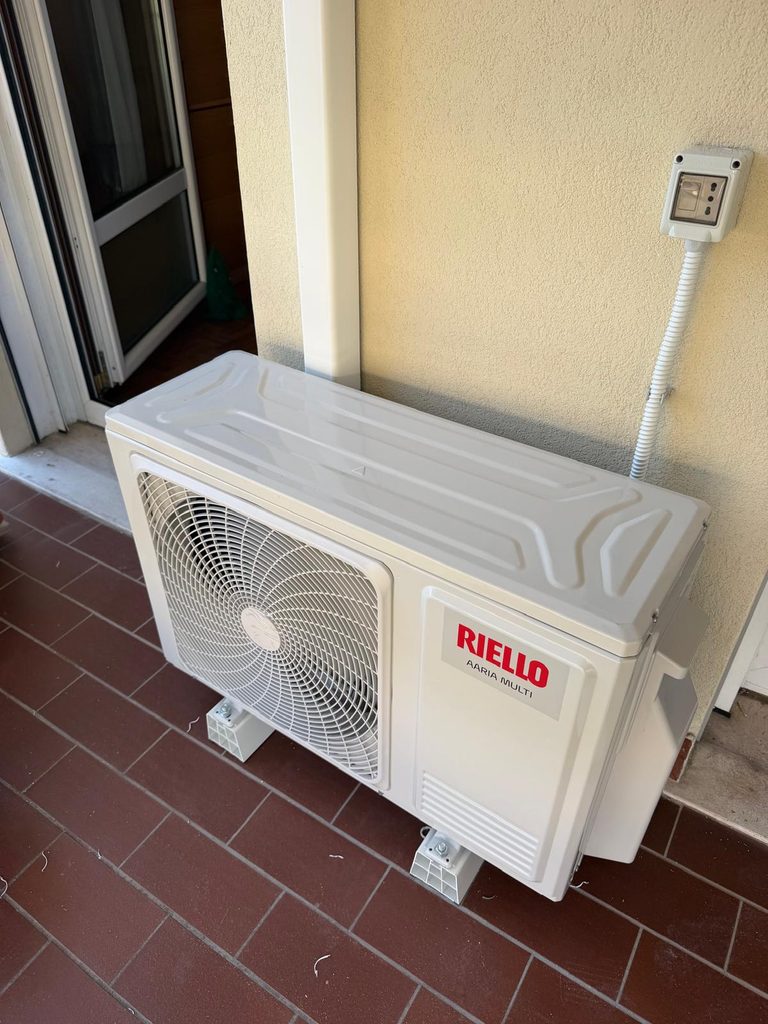 Motore esterno di un climatizzatore dual split installato a Spinea sul balcone